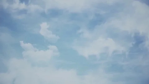 Fly Through Bright Clouds in a Calm Blue Sky Animation 库存影片 334563185