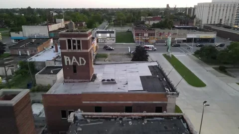 Fly-towards drone video, over abandoned building, Detroit Vidéo 308261570