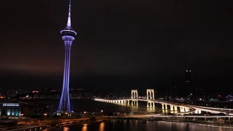Fly towards Sai Van Bridge and Macau Tower at night 库存影片 336033844