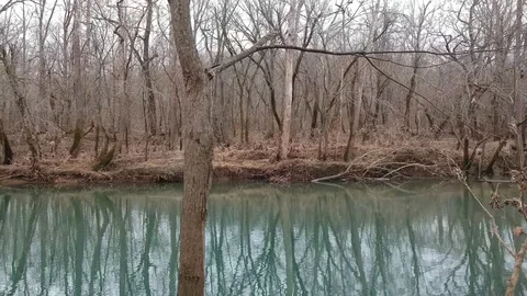 Fly By video of river in the winter time at road side park in Springfield, MO 库存影片 123869118