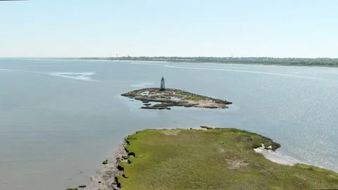 Flyby of the abandoned Cockspur Lighthouse on Tybee Island Stock Footage 192486668