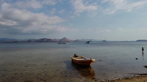 Flyby drone video from beach to ocean in Labuan Bajo Video stock 261164106