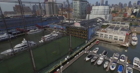 Flyby footage of golf shooting range in New York City Vídeos de archivo 107242811