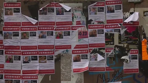 Flyers showing hostages held by Hamas turn up in Germany, Berlín, DE - 25 Oct 20 Vídeos de archivo 254005463