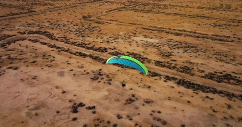 Flying above another powered paraglider over the Mojave Desert landscape Stockbeeldmateriaal 228663160