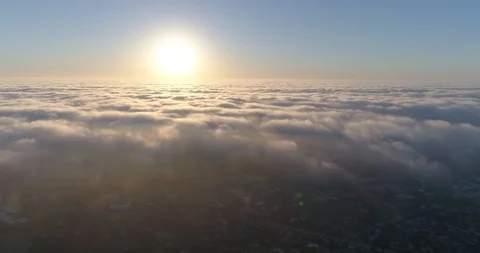 Flying above clouds 4k 60fps	 Stockbeeldmateriaal 89038296