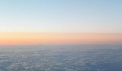 Flying above the clouds. view from the airplane, soft focus Foto stock