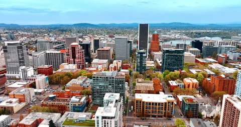 Flying above the diverse architecture in the scenery of Portland, Oregon, the US Vídeo Stock 272319350