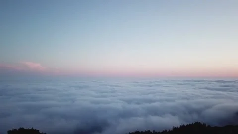 Flying above fog Stockbeeldmateriaal 132015923