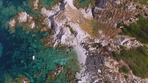 Flying up above island 動画素材 106518088