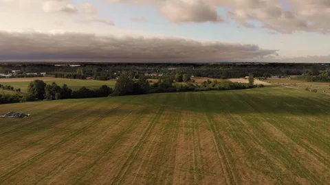 Flying above the land Vidéo 122320410