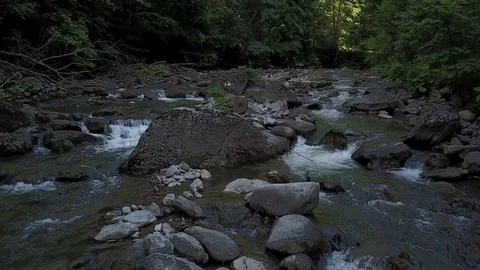 Flying above the river and rocks Vidéo 84259975
