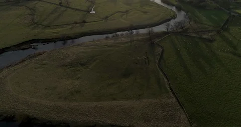 Flying above a river in the countryside Video stock 124655079