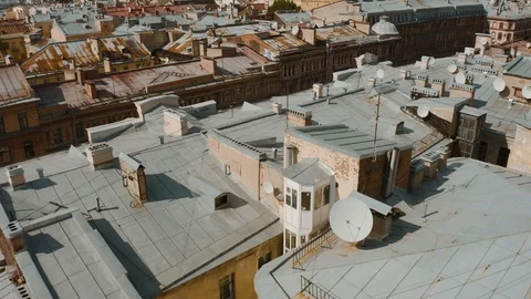 Flying above rusty tin roofs of old apartment buildings in St. Petersburg Video stock 121587486