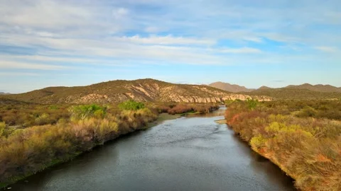 Flying above the Salt River 스톡 동영상 170087334