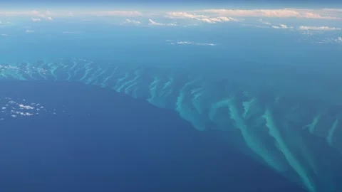 Flying across turquoise water surface with cays and a small atolls in Bahamas Vídeo Stock 333507234