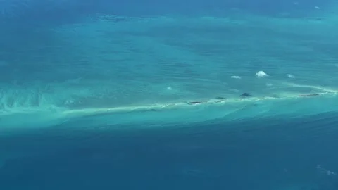 Flying across turquoise water surface and a small atolls in The Bahamas Vídeos de archivo 333507236
