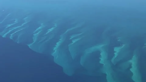 Flying across turquoise water surface and a small atolls in Bahamas territory  Vidéo 333507249