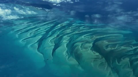 Flying across turquoise water surface, cays and a small atolls in The Bahamas 库存影片 333507257
