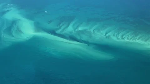 Flying across turquoise water surface and a small atolls in The Bahamas Vidéo 333507282