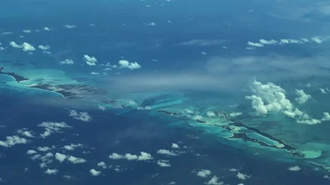 Flying across turquoise water surface with many small cays in Bahamas Vídeo Stock 333507321