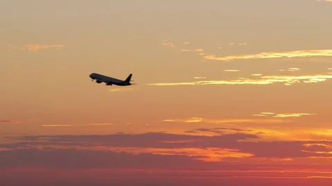 Flying airplane in the evening sky Video stock 85304112