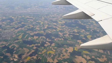 Flying on an airplane over agricultural fields. Vídeo Stock 103282079