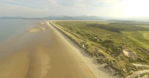 Flying along Harlech Beach and sand dunes Stockbeeldmateriaal 90056086