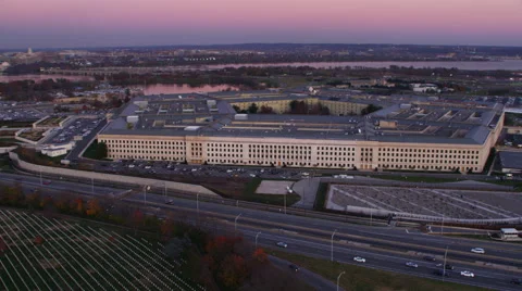 Flying along Washington Boulevard past the Pentagon with Potomac River and Vídeos de archivo 59188701