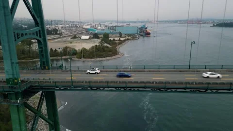 Flying alongside Vancouver's Lions Gate bridge 動画素材 248483385