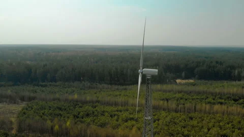 Flying in an arc of a single wind generator with a rotating three-bladed Vídeos de archivo 107568289