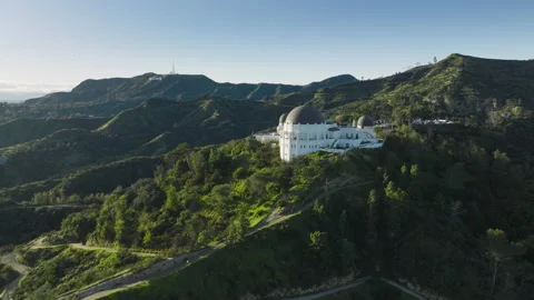 Flying around dome architecture Griffith Observatory, Hollywood sign green hill Vidéo 238768697