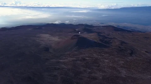 Flying around dormant volcano of summit of Mauna Kea mountain, Hawaii. USA 스톡 동영상 88632621