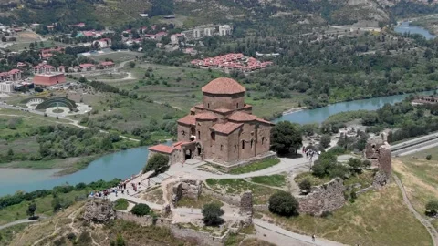 Flying around the historic Jvari monastery near Mtskheta in eastern Georgia. 库存影片 237637956