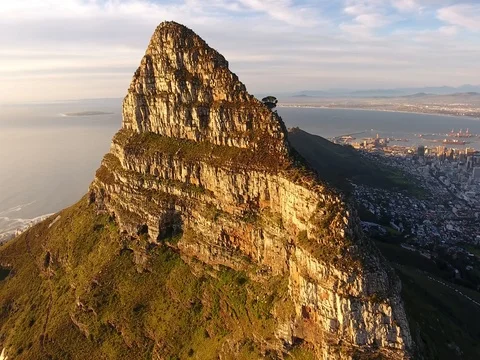 Flying around Lion's Head mountain in Cape Town at sunset Vídeo Stock 79959162
