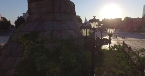 Flying around  Monument to Cossack’s commander Bogdan Khmelnitsky . Aerial Vídeos de archivo 57377183