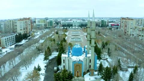 Flying around the mosque with a blue dome on a drone with a view of the surround 스톡 동영상 240530892