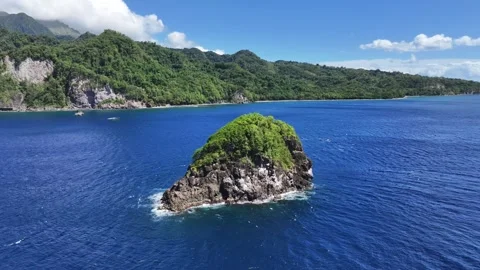 Flying around "Rocher de la Perle" a island near the coastline in Le Prêcheur Видео 333114866