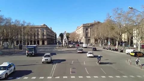 Flying around the streets of Barcelona Vidéo 301866426
