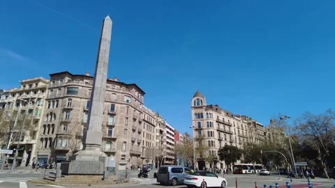 Flying around the streets of Barcelona 库存影片 301868610