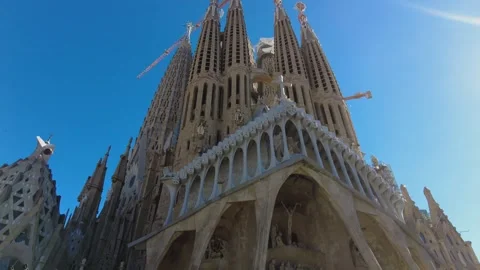 Flying around the streets of Barcelona 库存影片 301906370