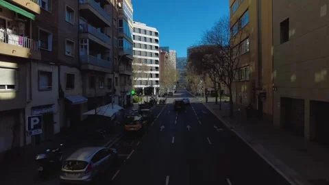Flying around the streets of Barcelona Vídeos de archivo 302081364
