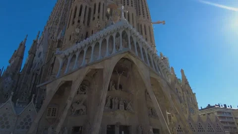 Flying around the streets of Barcelona 库存影片 302081439