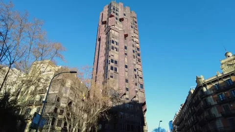Flying around the streets of Barcelona 库存影片 302094322