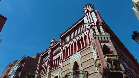 Flying around the streets of Barcelona Stockbeeldmateriaal 302095018