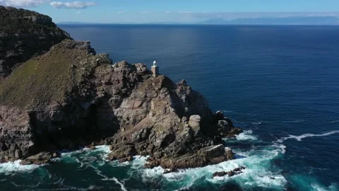 Flying around tiny lighthouse on a cliff at Cape Point 库存影片 156544788