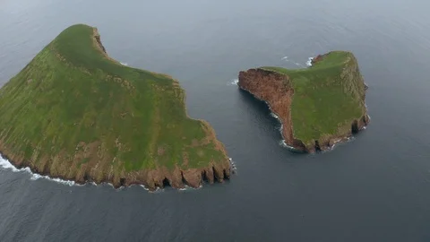 Flying around a volcanic islets in the ocean. Aerial of Ilhus das Cabras 動画素材 121270068