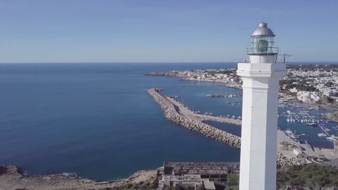 Flying around a white lighthouse with a 4k drone Vídeos de archivo 84842816