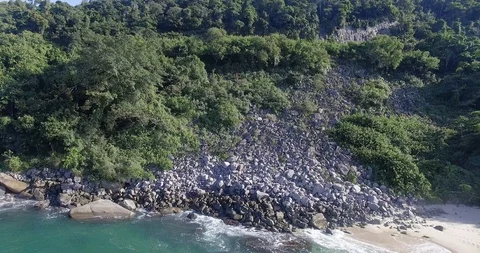 Flying away with drone from some rocks in a paradisiac  beach, during a Vídeo Stock 111817103