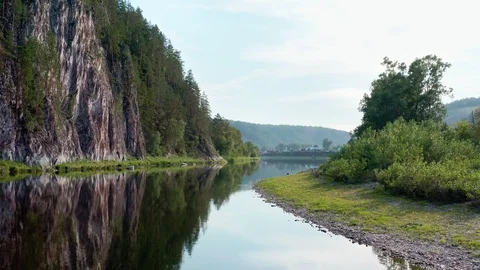 Flying back over the river along the channel. Vidéo 116605751